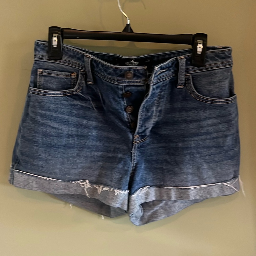 Hollister Curvy Ultra High Rise Mom Short 3" Cuff Button Fly Pleat. Size 7/28W.